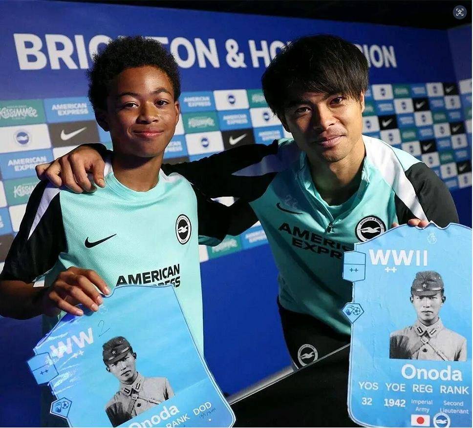 英超日本国脚与战犯照片合影，其俱乐部比赛在中国照常直播引球迷不满，咪咕客服回应