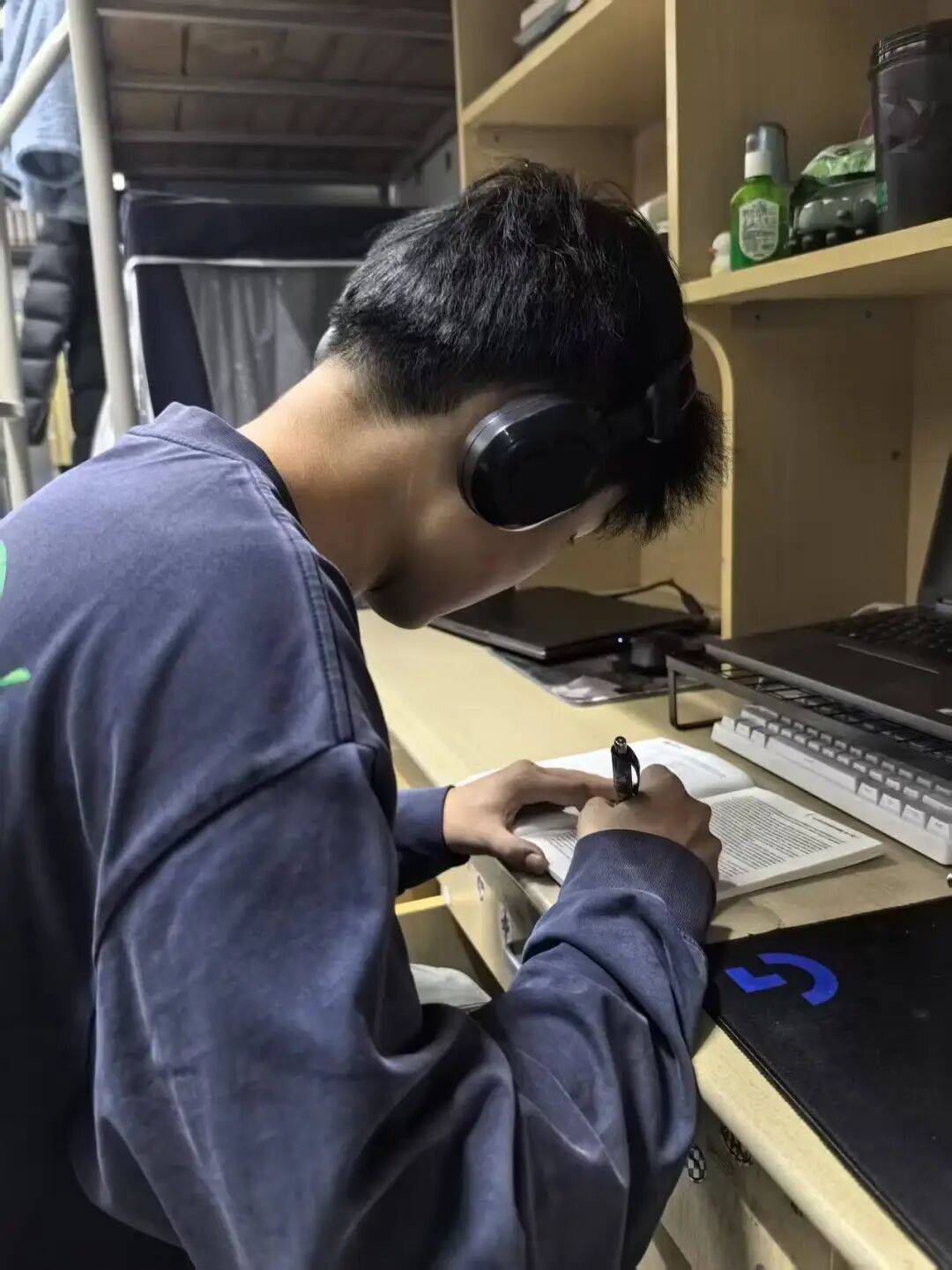 课堂上的小组讨论实验室里的项目攻坚宿舍里的深夜恳谈
