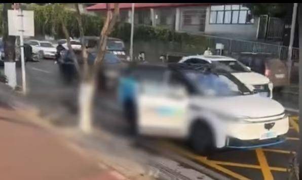 哈啰无人驾驶车辆撞上两路人:市民接力抬车 伤者已接受治疗(图2)