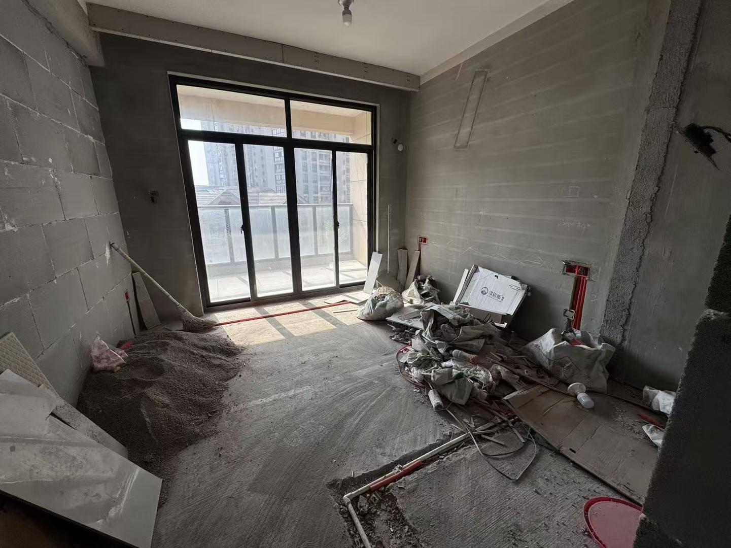 京瑞居遭多名业主举报:被指拖欠租金 装修成了"半拉子"工程(图1)