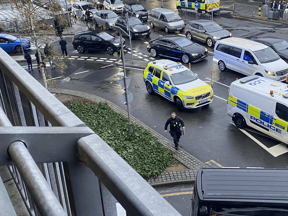 英国伦敦希思罗机场发生紧急事件 已有1人被捕