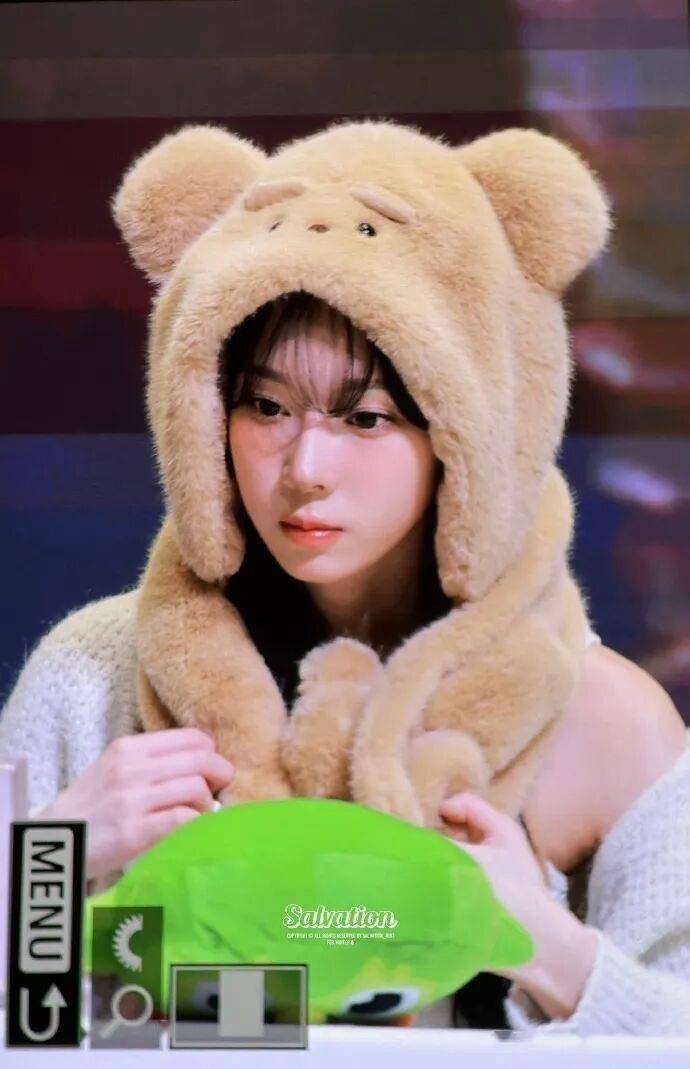 她保持开朗笑容灿烂却被质疑?网友力挺:表情管理强大!插图2 她保持开朗笑容灿烂却被质疑?网友力挺:表情管理强大!插图2