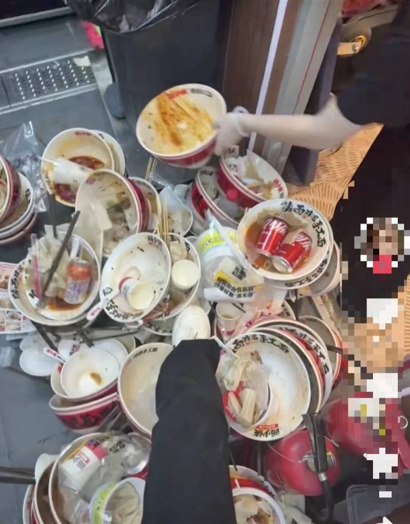 西少侠门店有员工用脚踩餐具：品牌称已责令停业