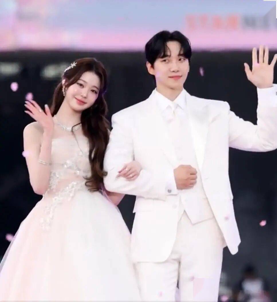 顶级女爱豆大胆“露背”裙装吸睛,男团成员对其细心关照“绅士举动”成热门话题 插图6 顶级女爱豆大胆“露背”裙装吸睛,男团成员对其细心关照“绅士举动”成热门话题 插图6