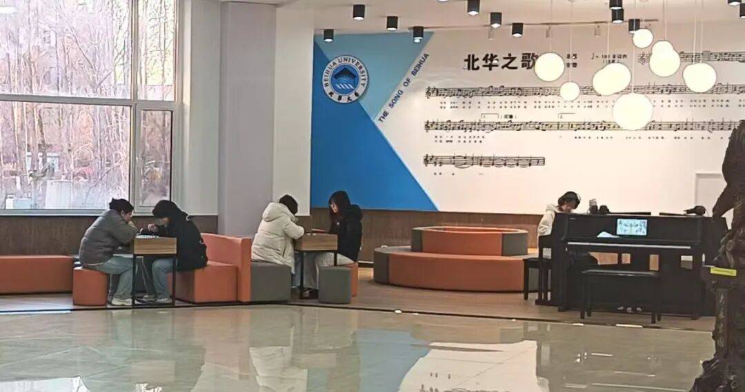 图书馆打造美育空间：在书香中遇见音符与棋韵