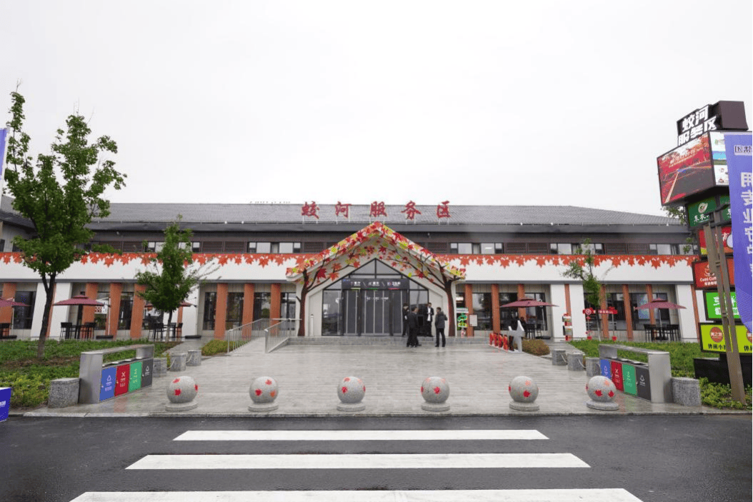 交通护航新雪季丨这些高速公路服务区变身冰雪打卡第一站②：蛟河服务区