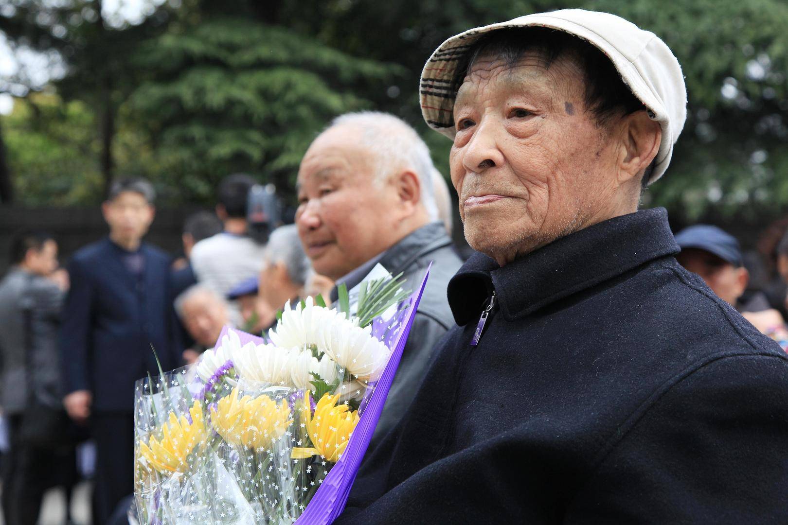 南京大屠杀幸存者之女:54岁开始,我为父亲弥补1937年以后的童年丨在场 南京大屠杀幸存者之女:54岁开始,我为父亲弥补1937年以后的童年丨在场