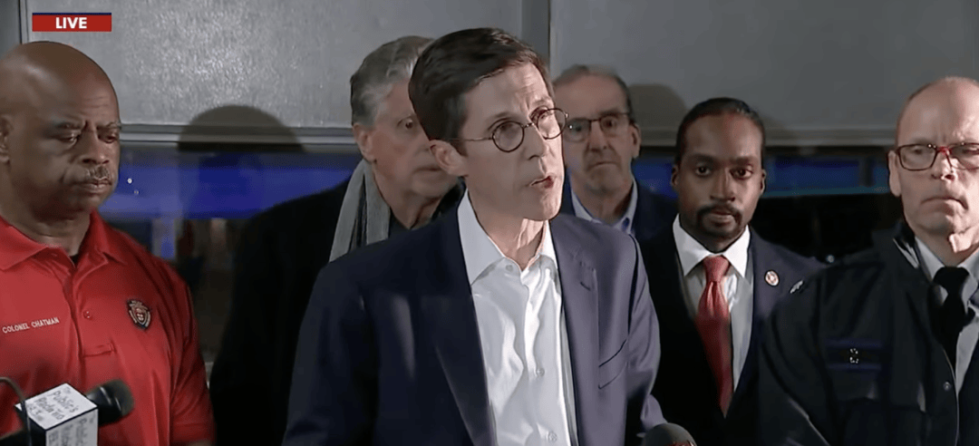 美国布朗大学发生校园枪击事件，已致2死8重伤，枪手仍未被捕，特朗普发文