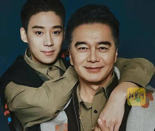 何晴追悼会！疑许亚军父子现身，包裹严实双眼泛红，两人一脸悲伤