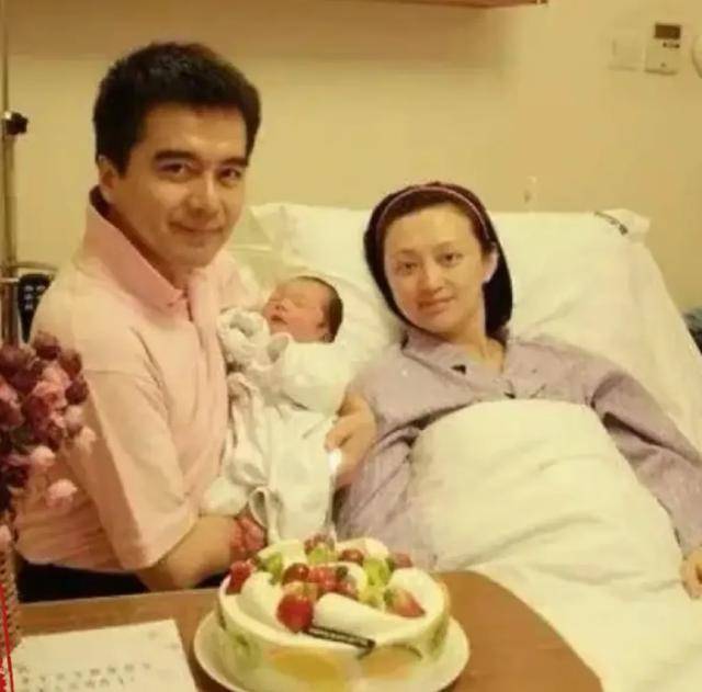 何晴追悼会！疑许亚军父子现身，包裹严实双眼泛红，两人一脸悲伤