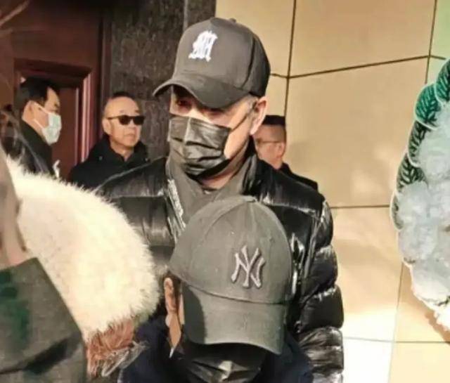 何晴追悼会！疑许亚军父子现身，包裹严实双眼泛红，两人一脸悲伤