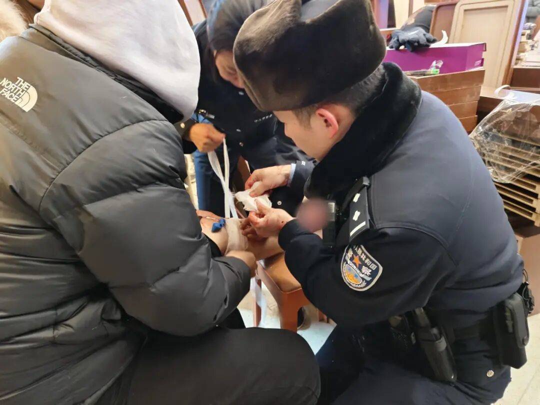 男子在哈尔滨街头冻到血管破裂，剪开裤子一瞬间血喷涌而出，民警边救助边嘱咐：你就得穿棉裤