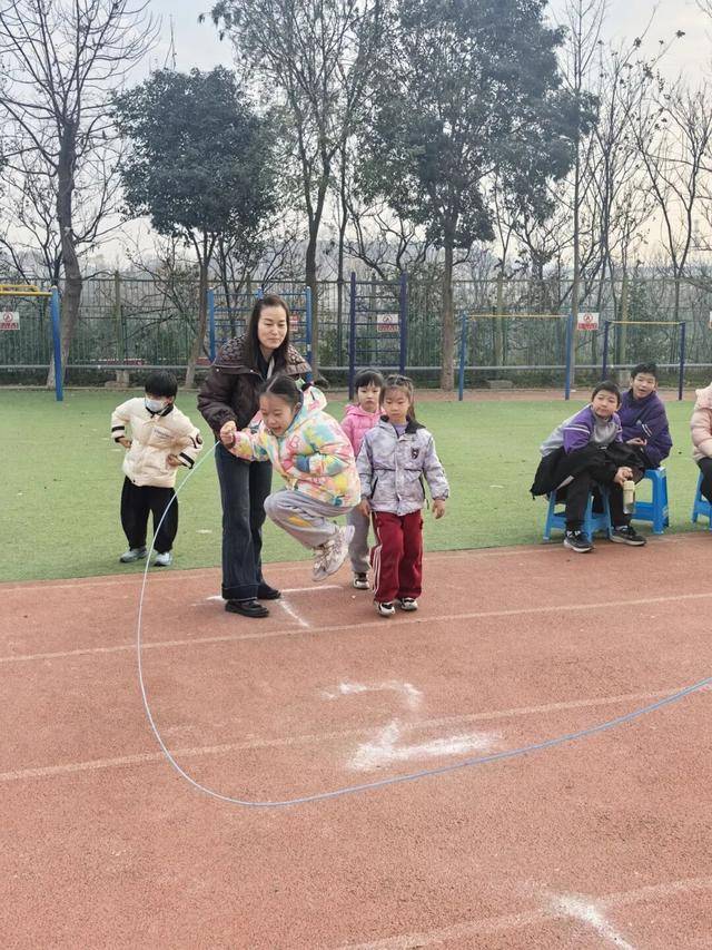必威西汉姆联官网绳采飞扬跃动健康 ——灞桥区东枣园小学跳绳和踢毽子比赛精彩瞬间