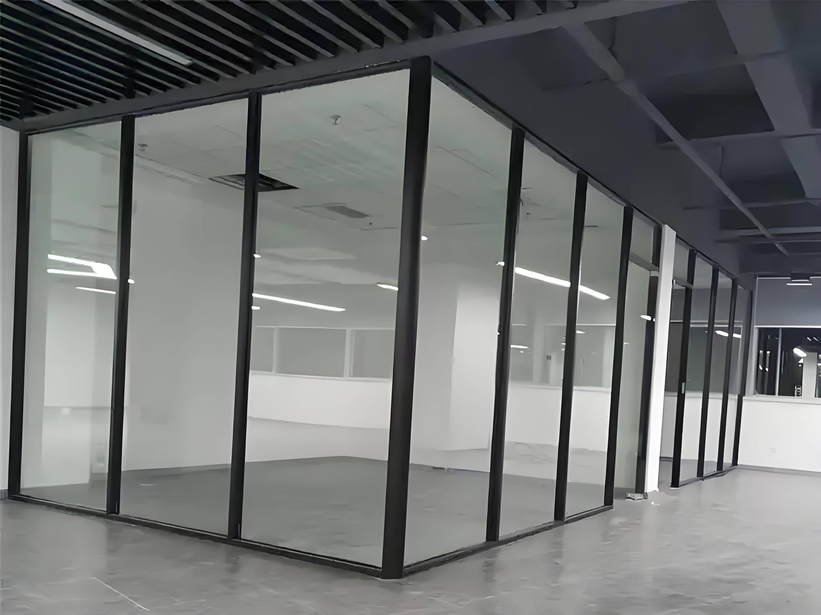 双层隐框款式能够实现全景视觉效果,玻璃间无可视连接,搭配透明,磨砂