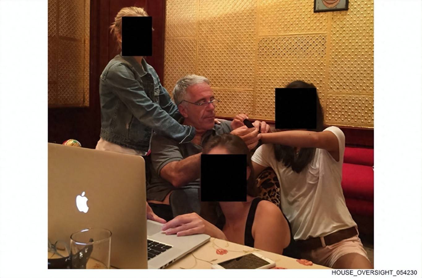 爱泼斯坦案68张新照片公布：包含相关知名男性影像、大量涂黑信息的女性护照照片