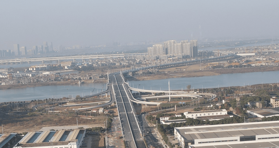 从项目现场看,隆兴大桥东岸连接高新大道路面段已经完成了沥青摊铺