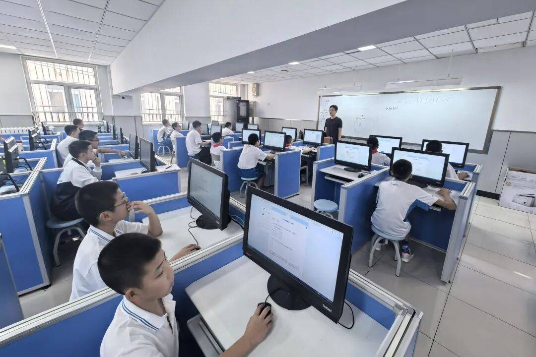 代码筑梦,勇攀高峰!五十七中学