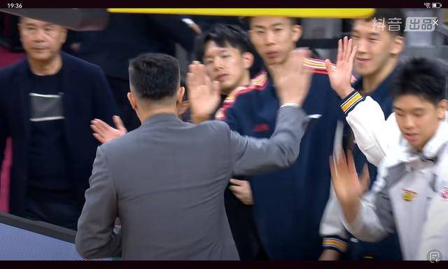 胡明轩持续养伤，三将休养很扎眼，杜锋遭伤病荒，更换球员都挨骂