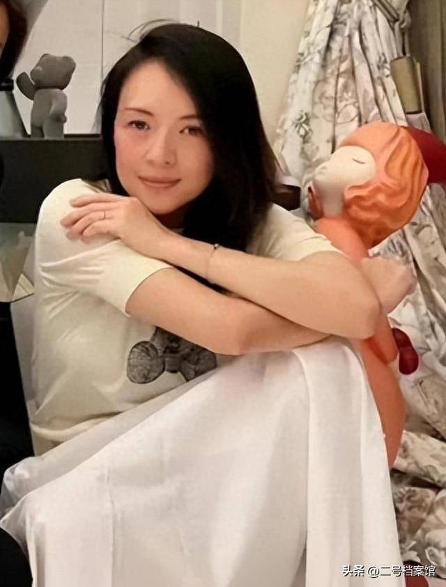 12月还没过，46岁章子怡再次官宣喜讯，离婚前说的话她做到了