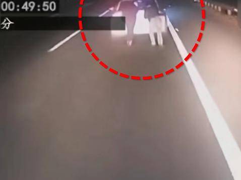 新能源车高速上电量耗尽 2人下车推行被撞身亡