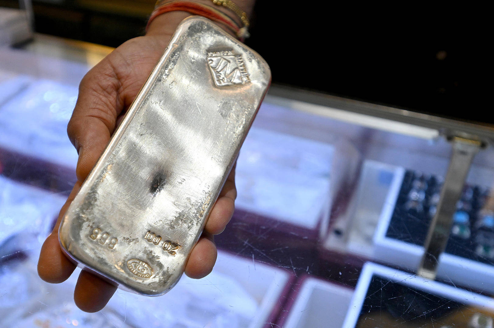 年内涨幅超过黄金！白银价格盘中逼近84美元关口，暴涨后高位跳水_搜狐网