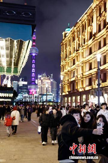 上海跨年夜，上海黄浦江两岸夜景美！