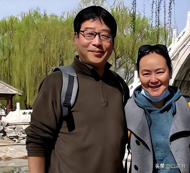 她是央视著名主持人，嫁哈佛海归恩爱22年，59岁临退休官宣新身份