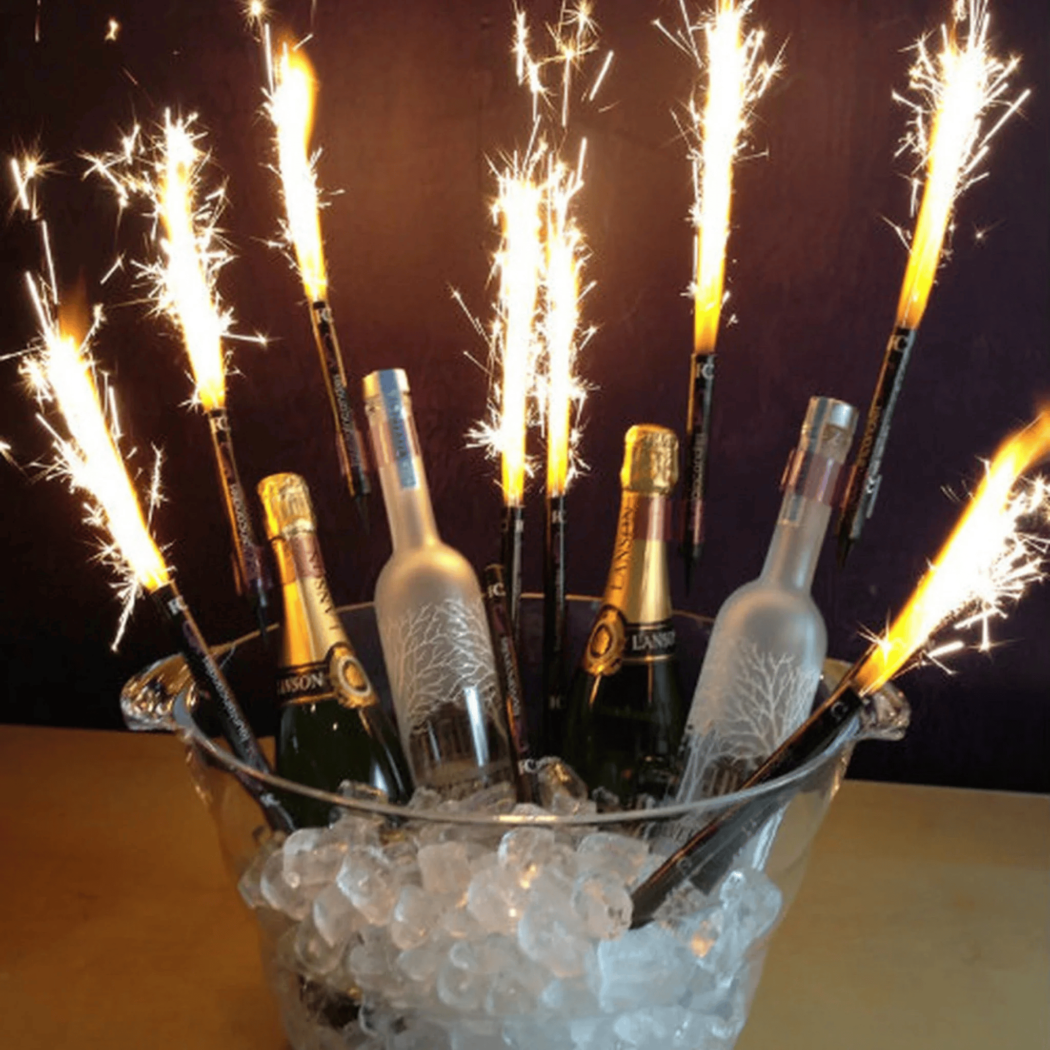 图片[2]-瑞士一酒吧发生火灾致40死，目击者：服务员用“烟花蜡烛”不慎点燃天花板 -华闻时空