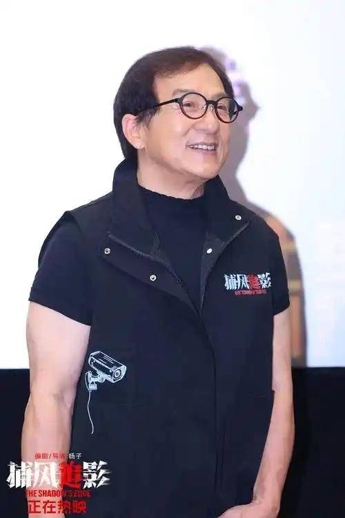 成龙半夜翻看手机监控，看到72岁林凤娇驼着背叠衣，当场红了眼眶