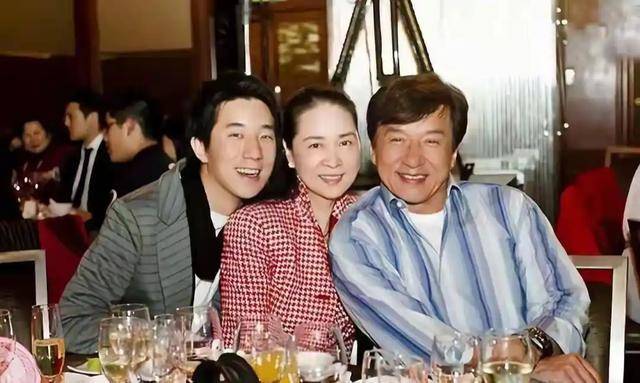 成龙半夜翻看手机监控，看到72岁林凤娇驼着背叠衣，当场红了眼眶