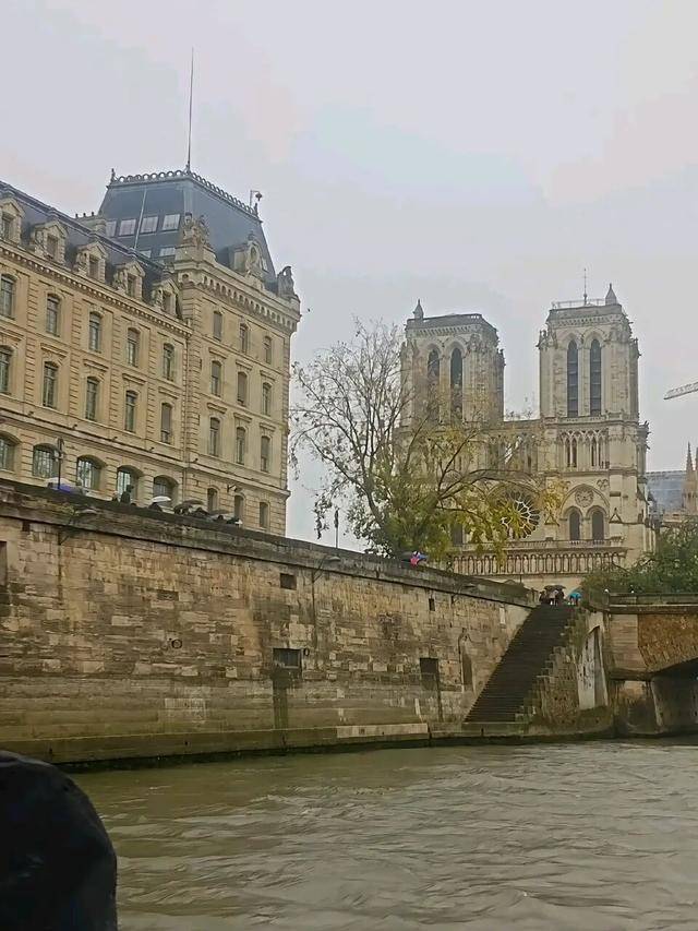 河南一大爷实拍“素颜巴黎”照片火遍全网，埃菲尔铁塔被调侃像“电线塔