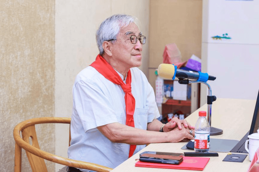 "苏国辉院士在2025年秋季"开学第一课"上,以