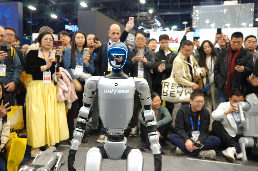 第1现场｜科技界“春晚”来了：中企占C位，AI应用成焦点