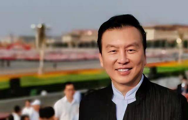 央视主持人张泽群:55岁才当父亲,妻子跑了儿子丢了,今一无所有_孩子_官司_春晚