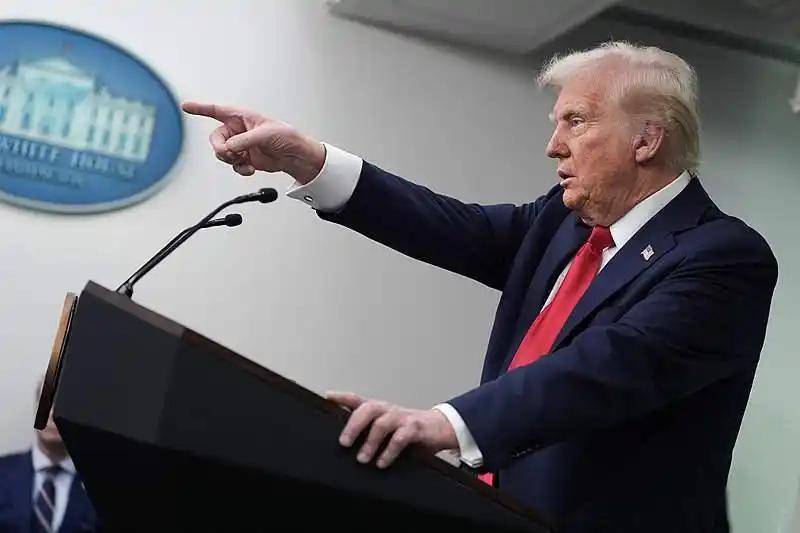 突发特讯!直接“明抢”?特朗普通告全球:美国进入国家紧急状态,以“保护”美方所持委内瑞拉石油收入,罕见措辞引爆国际舆论