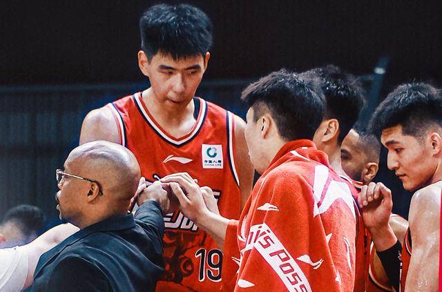 郭艾伦连续伤停11场！赖俊豪重伤广州惜败天津 詹姆斯23+18