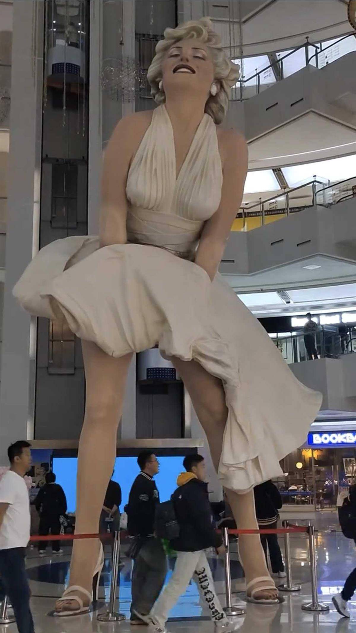 大连8米高梦露雕像悄然被撤，商场人员：我也是今天上班才知道，集团有新的规划