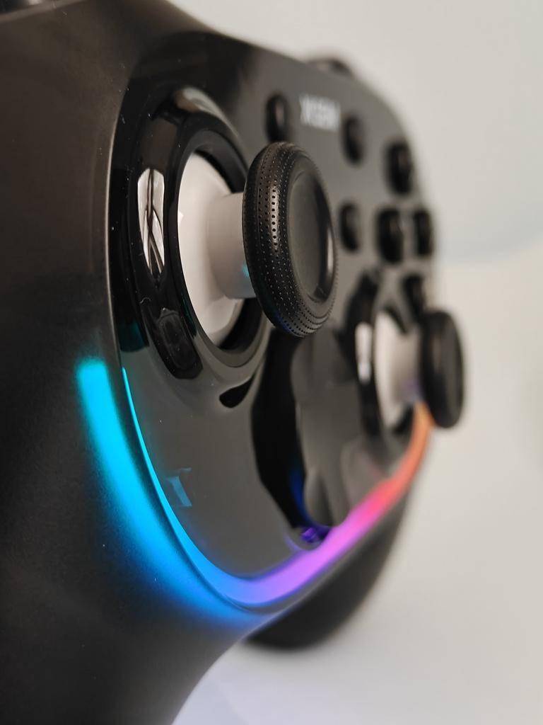 西圣GC1游戏手柄体验分享，有灯光有体感，玩起来还不错