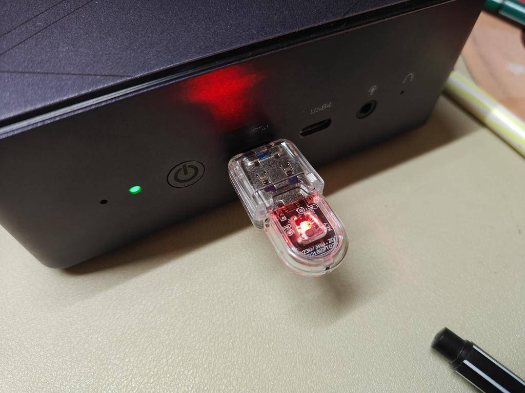 西圣GC1游戏手柄体验分享，有灯光有体感，玩起来还不错