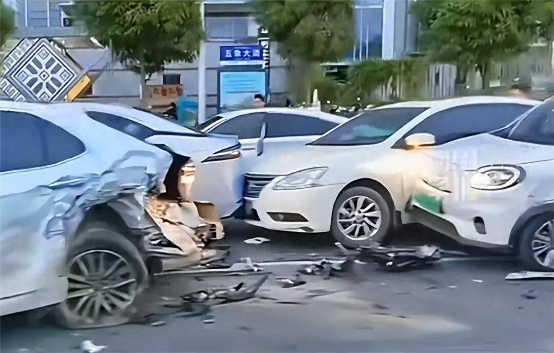 阿维塔电车失控在市区道路时速超100公里/h连撞15车，肇事司机称驾驶辅助系统失控，阿维塔否定车辆问题，认定为人工驾驶，责任认定引争议
