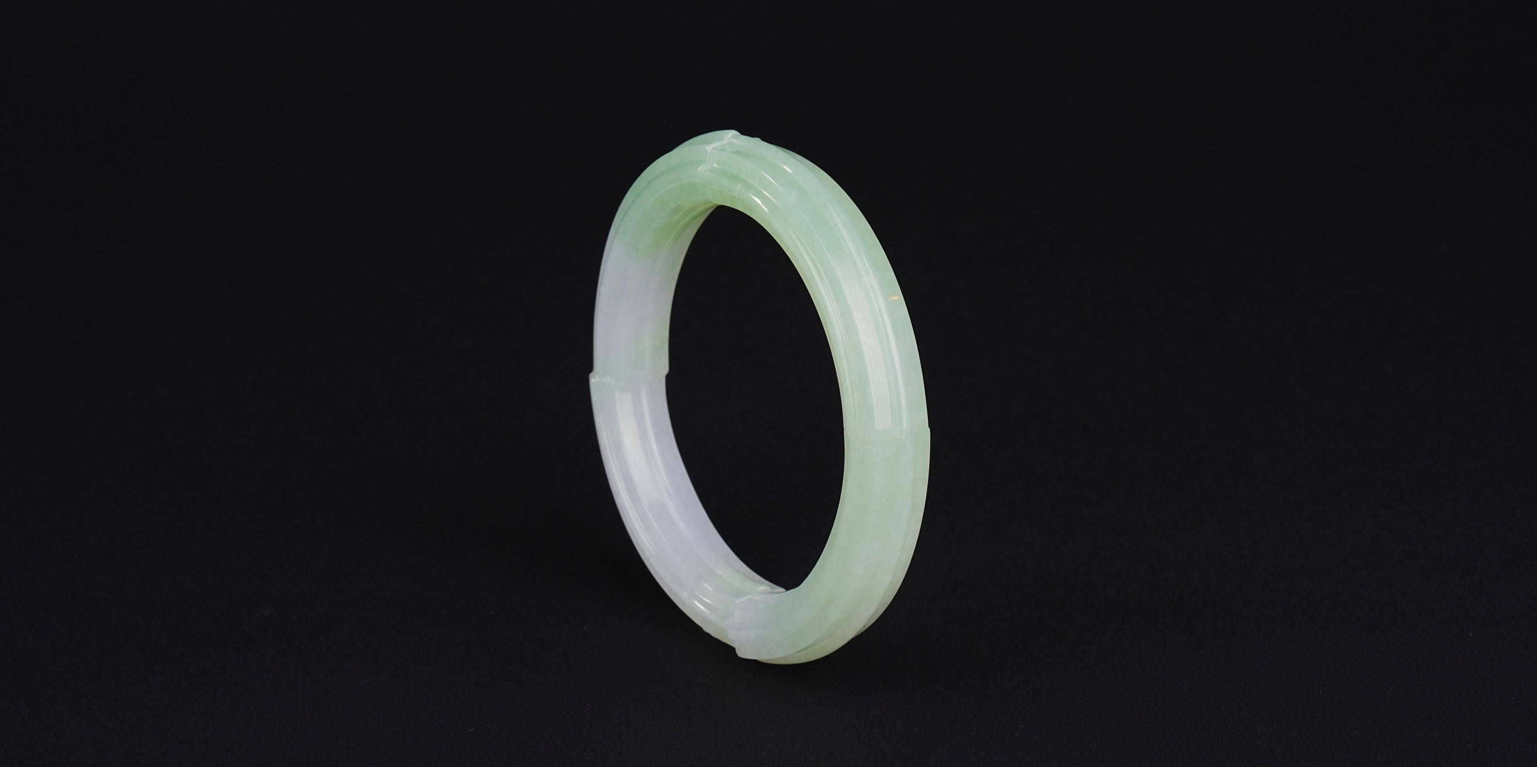 国外流行的翡翠手镯款式多少钱？行情大揭秘