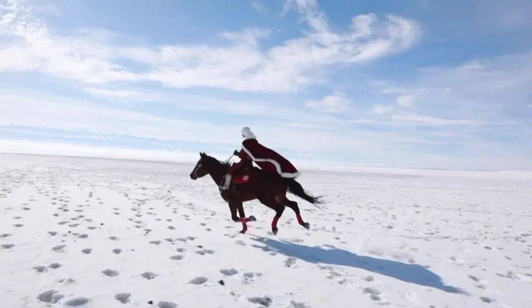 贺娇龙公开悼念仪式今日在昭苏举行，现场车辆绵延数公里：有市民清晨驱车数百公里送别