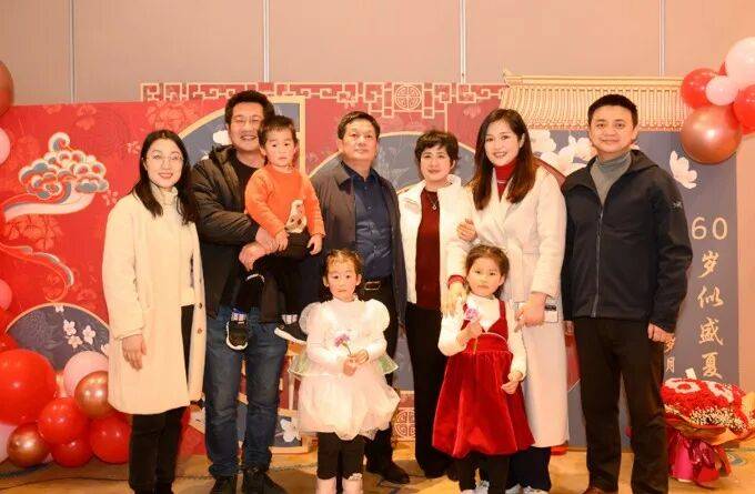 曾颖家庭：“吻别”里的双向奔赴_家政_刘贤_女性