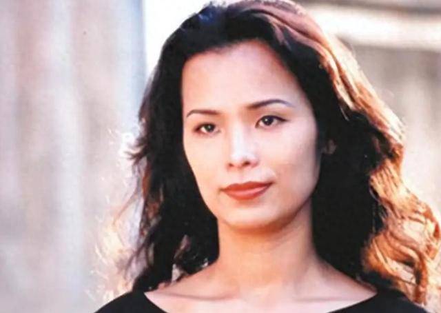 脊柱断裂、前夫已死，63岁韦唯近况曝光，早已走上一条上坡路