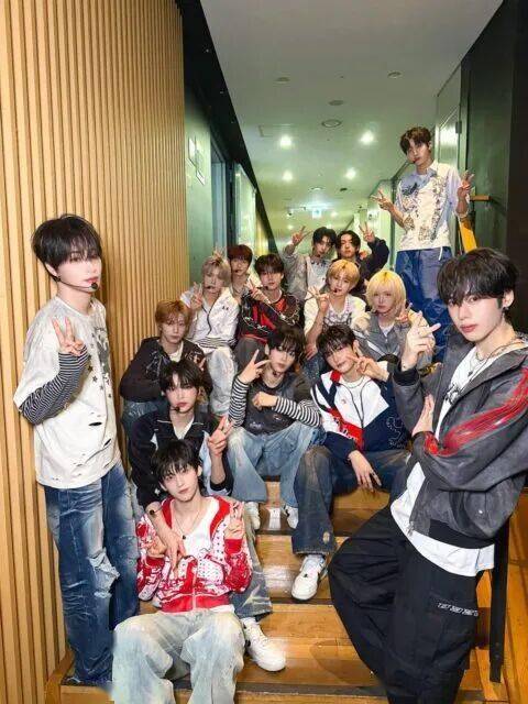 新人男团直播表演中舞台地板坍塌，险酿重大事故封面图