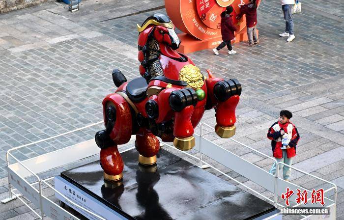 福建泉州：“六合同风马”艺术装置迎新春