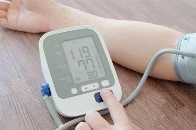 高血压不能喝一滴酒？医生怒斥：高血压喝酒，或许要承担5后果