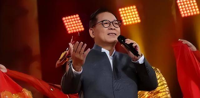 因春晚唱了一首歌，被封杀14年，如今身价过亿，却无偿捐给祖国
