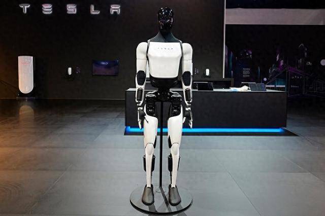 马斯克突袭达沃斯！特斯拉人形机器人明年开卖，万亿市场即将爆发