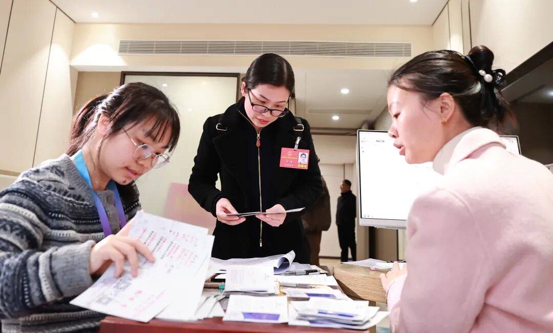 出席省两会的吉安代表委员抵昌报到 罗文江廖宏肖玉兰出席